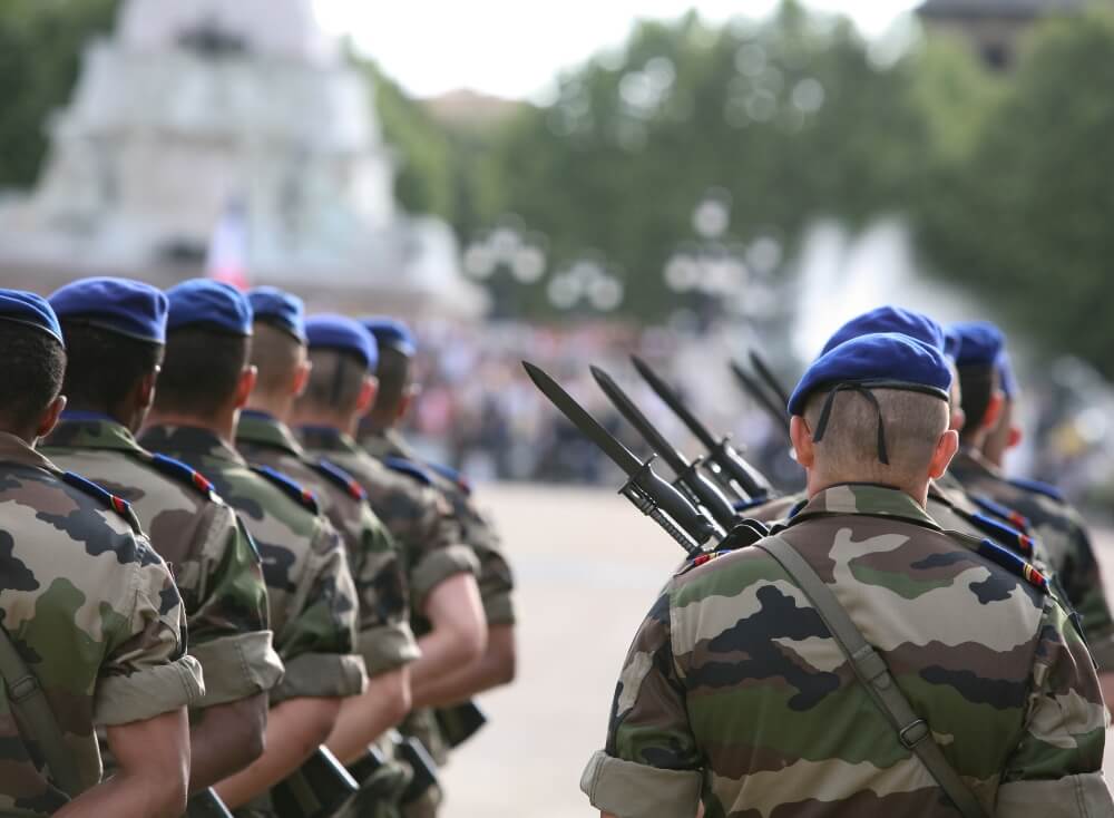 Militaires français en train de défiler de dos
