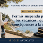 Militaire en vacances tenant ses cl&eacute;s de voiture et une notification de suspension du permis